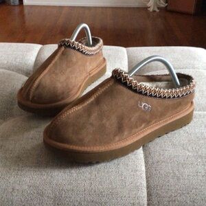 UGG Tasman Chestnut Suede Slip-Ons
Sz 9